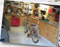 Wegen dem schmalen Moped bleibt noch viel Platz in der Garage